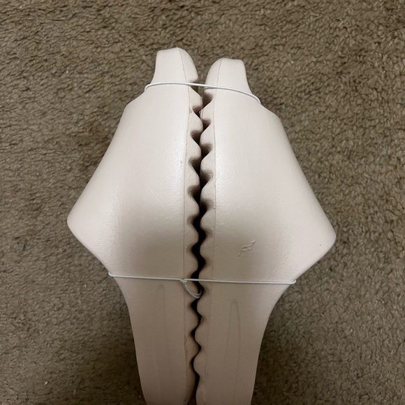 Size 8 beige foam slides. - Picture 2 of 2